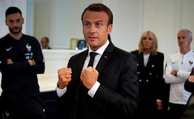 Emmanuel Macron se dirige a los componentes de la selección francesa. 