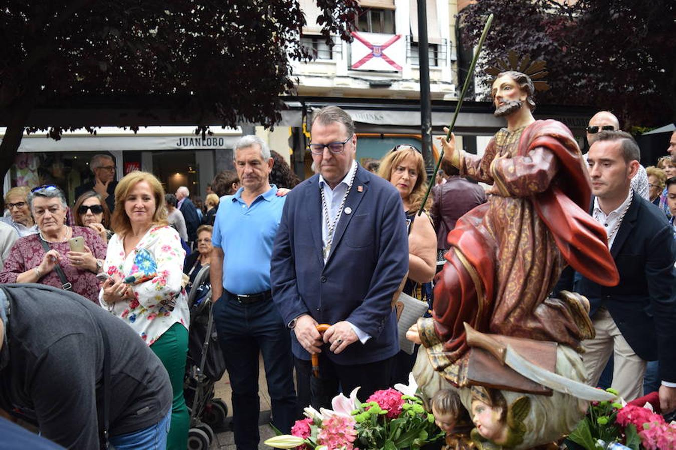 Traslado de la imagen de San Bernabé por parte de la Cofradía Logroñesa de San Bernabé junto con el grupo Contradanza en un paseo que ha unido las calles Rodríguez Paterna, Portales, La Merced, Plaza del Parlamento y las murallas de El Revellín.