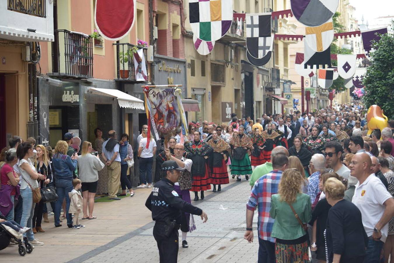 Traslado de la imagen de San Bernabé por parte de la Cofradía Logroñesa de San Bernabé junto con el grupo Contradanza en un paseo que ha unido las calles Rodríguez Paterna, Portales, La Merced, Plaza del Parlamento y las murallas de El Revellín.