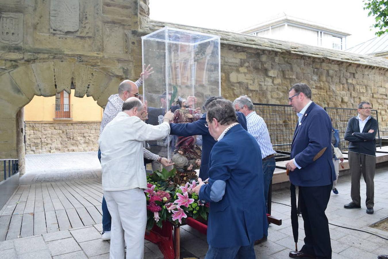 Traslado de la imagen de San Bernabé por parte de la Cofradía Logroñesa de San Bernabé junto con el grupo Contradanza en un paseo que ha unido las calles Rodríguez Paterna, Portales, La Merced, Plaza del Parlamento y las murallas de El Revellín.