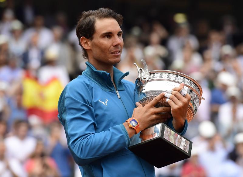 Nadal, con el trofeo de campeón de Roland Garros.
