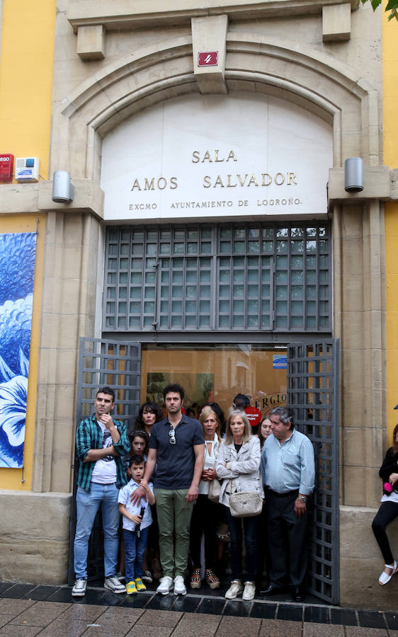 Mayores, pequeños, niños, niñas, bebés... Familias completas en el acto más singular de todos los que se realizan en Logroño. El simbolismo del pez, pan y jarrito de vino une a una población que hace casi quinientos años superó todas las dificultades arrimando el hombro y siendo solidaria.