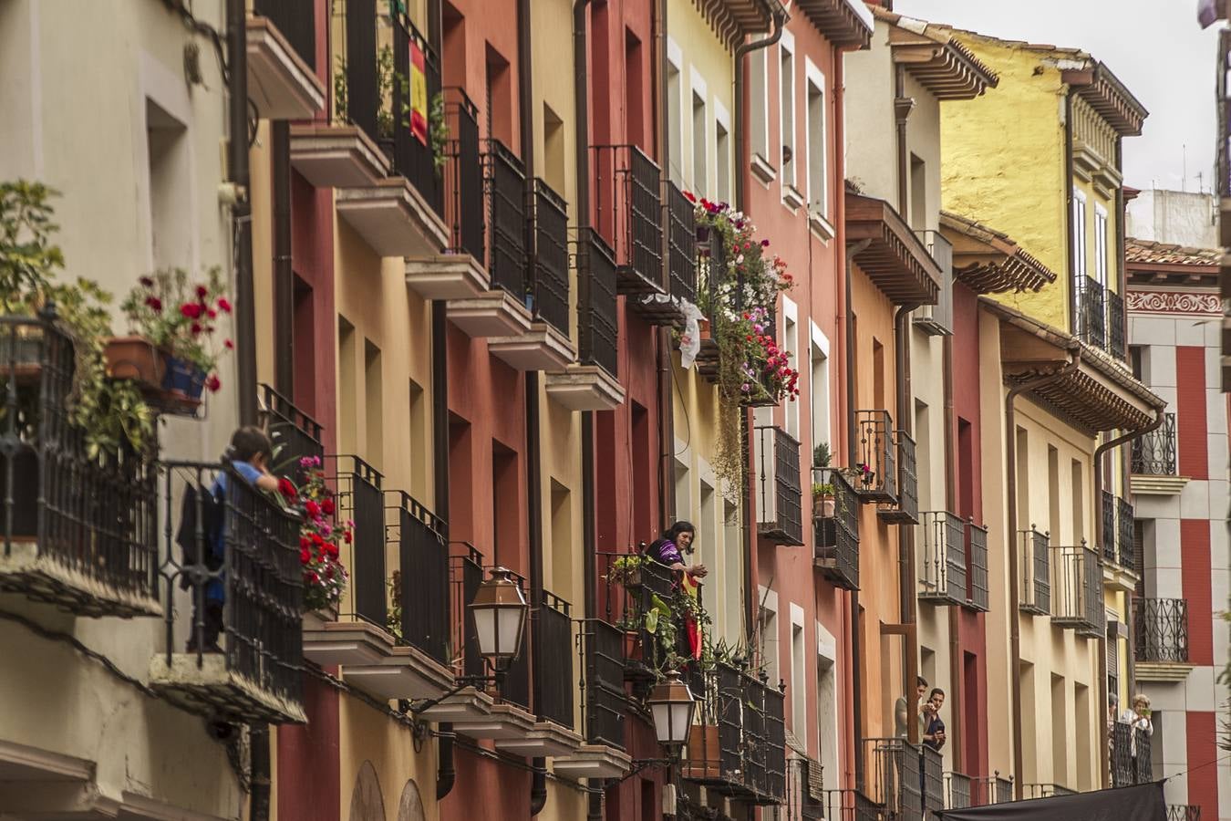 Fotos: Gamarra dedica los &#039;banderazos&#039; de San Bernabé a la Agrupación Municipal de Protección Civil y las sociedades gastronómicas logroñesas