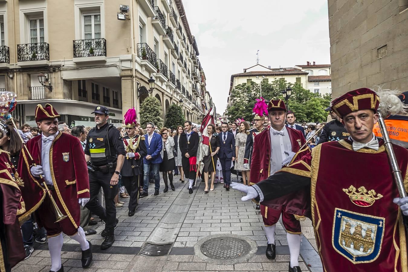 Fotos: Gamarra dedica los &#039;banderazos&#039; de San Bernabé a la Agrupación Municipal de Protección Civil y las sociedades gastronómicas logroñesas