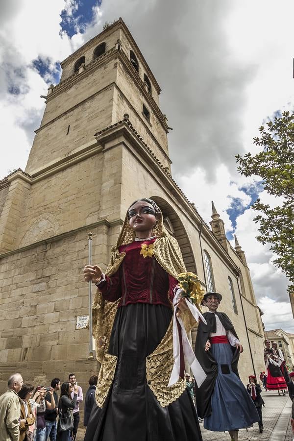 Fotos: Gamarra dedica los &#039;banderazos&#039; de San Bernabé a la Agrupación Municipal de Protección Civil y las sociedades gastronómicas logroñesas