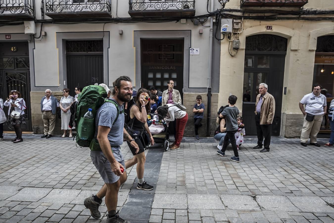 Fotos: Gamarra dedica los &#039;banderazos&#039; de San Bernabé a la Agrupación Municipal de Protección Civil y las sociedades gastronómicas logroñesas