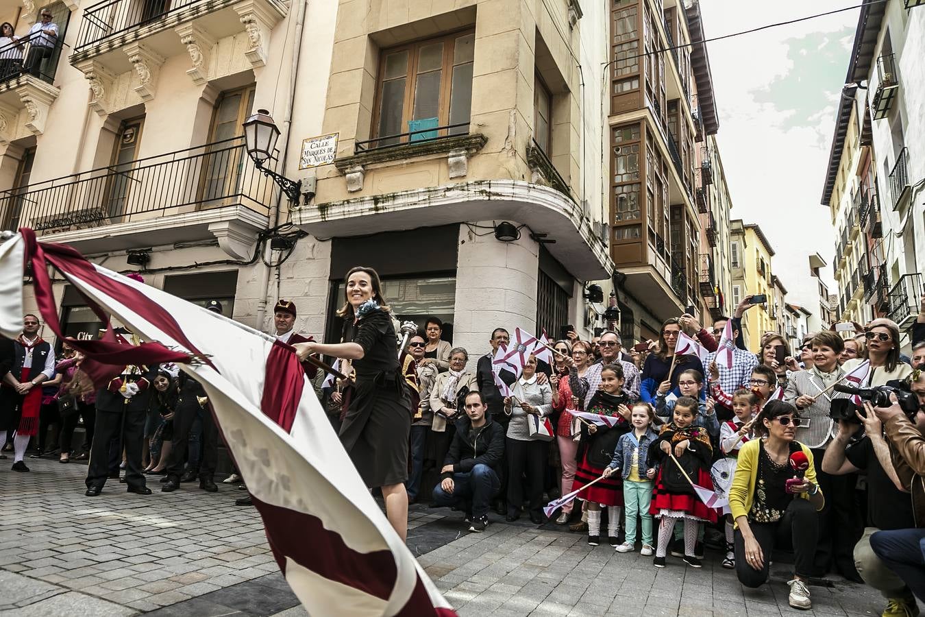 Fotos: Gamarra dedica los &#039;banderazos&#039; de San Bernabé a la Agrupación Municipal de Protección Civil y las sociedades gastronómicas logroñesas