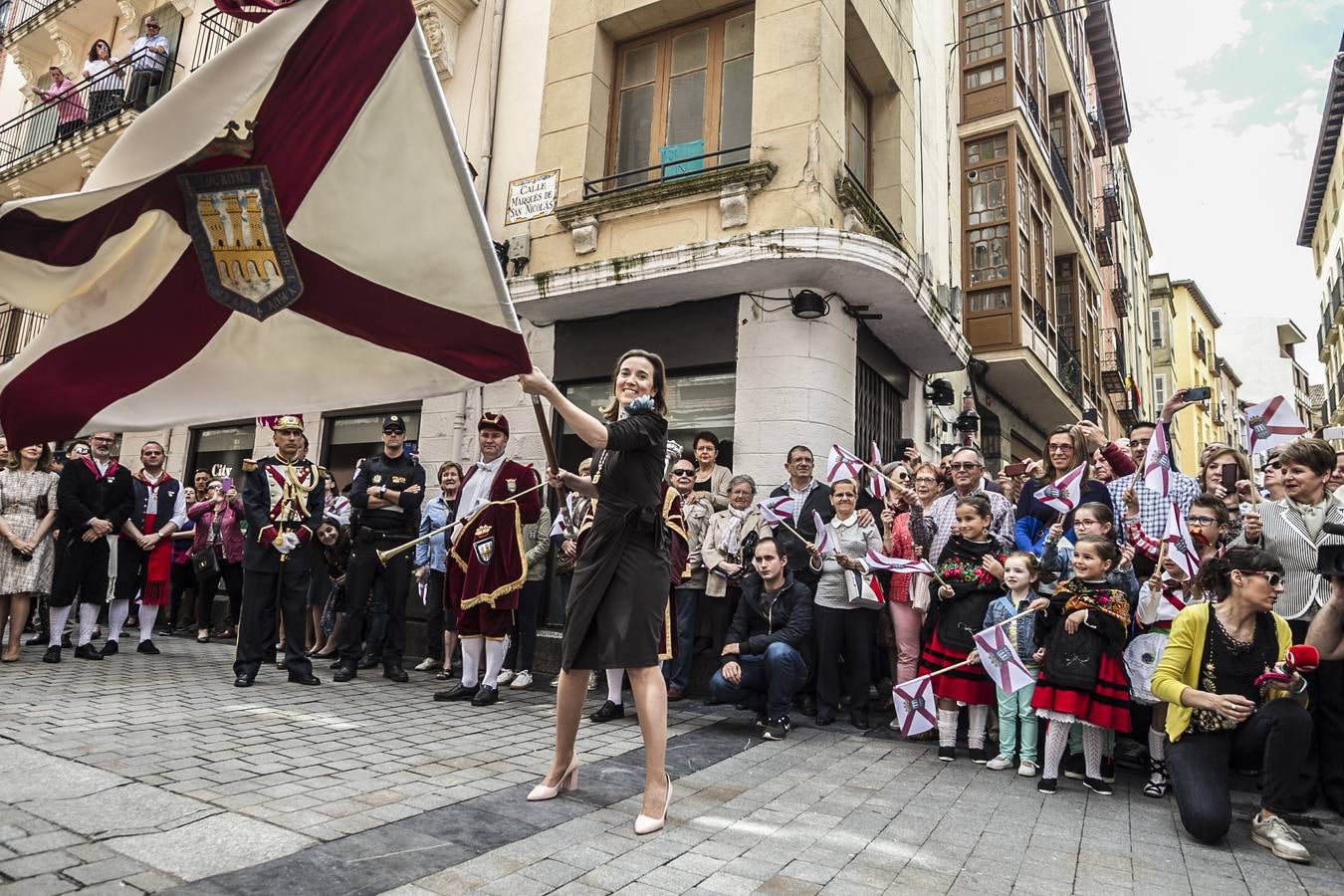 Fotos: Gamarra dedica los &#039;banderazos&#039; de San Bernabé a la Agrupación Municipal de Protección Civil y las sociedades gastronómicas logroñesas