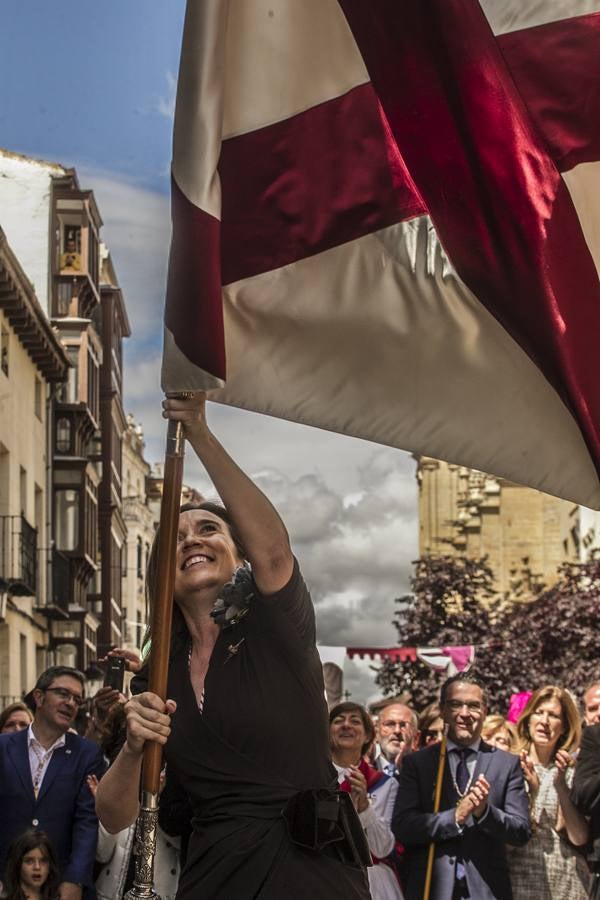 Fotos: Gamarra dedica los &#039;banderazos&#039; de San Bernabé a la Agrupación Municipal de Protección Civil y las sociedades gastronómicas logroñesas