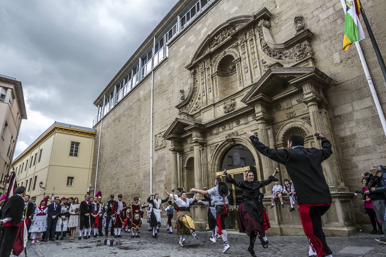 Fotos: Gamarra dedica los &#039;banderazos&#039; de San Bernabé a la Agrupación Municipal de Protección Civil y las sociedades gastronómicas logroñesas