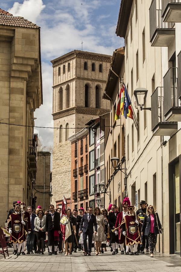 Fotos: Gamarra dedica los &#039;banderazos&#039; de San Bernabé a la Agrupación Municipal de Protección Civil y las sociedades gastronómicas logroñesas