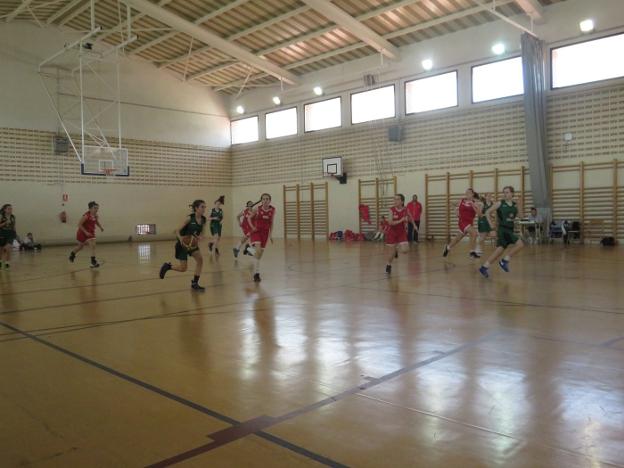 Un partido de baloncesto en el pabellón del Ezequiel Moreno. :: E.P.