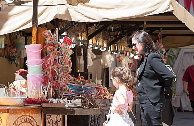 El mercado renacentista es una amalgama de colores, sabores y olores en la que tampoco falta alguna que otra curiosa atracción como el carrusel de la plaza del Mercado. :: díaz uriel