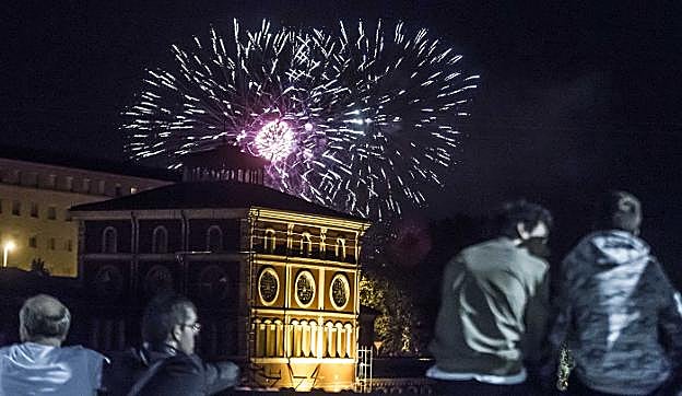 Espectáculo pirotécnico.El sábado por la noche se disparó la única colección de fuegos artificiales de San Bernabé, que congregó a multitudes.. :: 