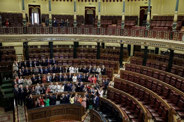 El grupo socialista en el Congreso aplaude a Sánchez tras el triunfo de la moción de censura contra Rajoy. :: Emilio Naranjo / efe