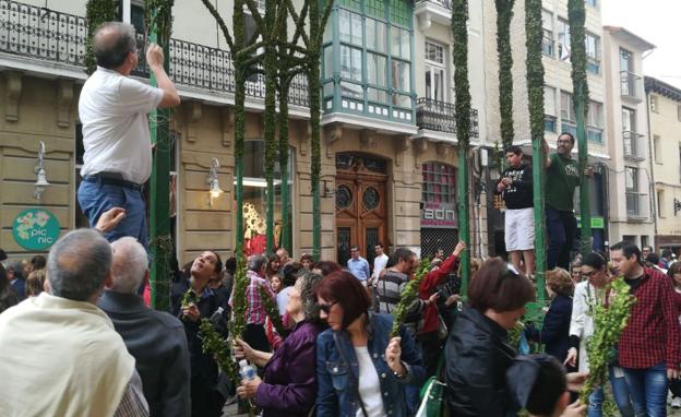 La extraña tradición de «podar» el arco de San Bernabé