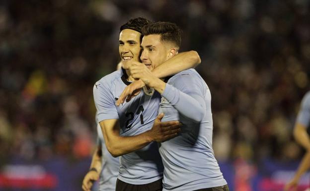 Edinson Cavani celebra un gol con José María Giménez. 