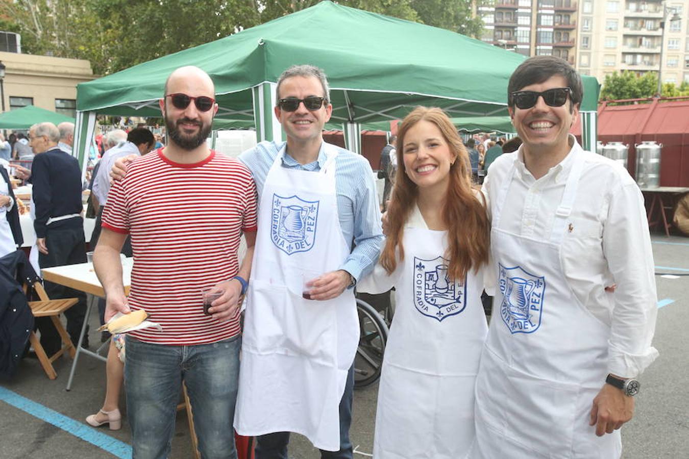Mayores, pequeños, niños, niñas, bebés... Familias completas en el acto más singular de todos los que se realizan en Logroño. El simbolismo del pez, pan y jarrito de vino une a una población que hace casi quinientos años superó todas las dificultades arrimando el hombro y siendo solidaria.
