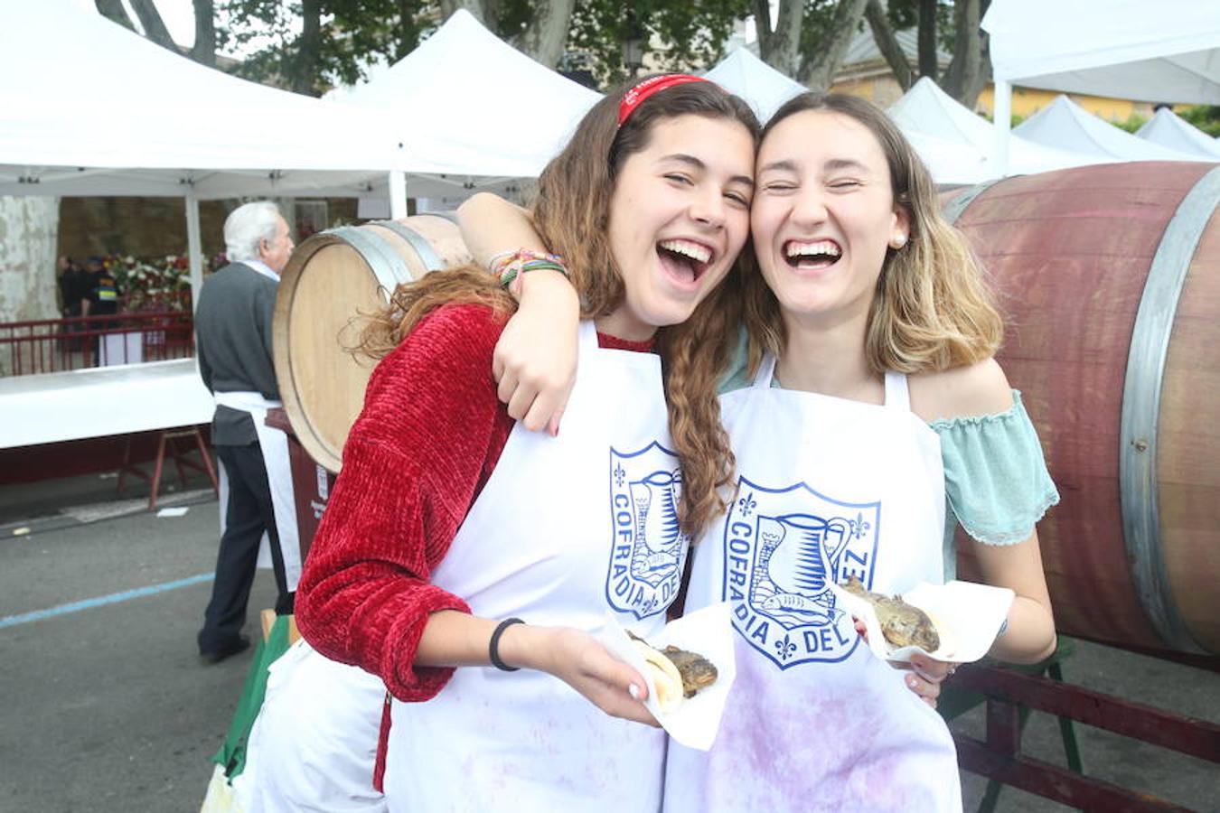 Mayores, pequeños, niños, niñas, bebés... Familias completas en el acto más singular de todos los que se realizan en Logroño. El simbolismo del pez, pan y jarrito de vino une a una población que hace casi quinientos años superó todas las dificultades arrimando el hombro y siendo solidaria.