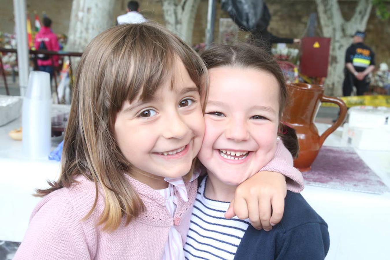 Mayores, pequeños, niños, niñas, bebés... Familias completas en el acto más singular de todos los que se realizan en Logroño. El simbolismo del pez, pan y jarrito de vino une a una población que hace casi quinientos años superó todas las dificultades arrimando el hombro y siendo solidaria.