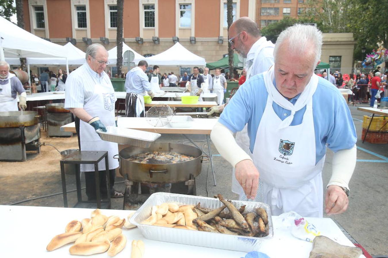 Mayores, pequeños, niños, niñas, bebés... Familias completas en el acto más singular de todos los que se realizan en Logroño. El simbolismo del pez, pan y jarrito de vino une a una población que hace casi quinientos años superó todas las dificultades arrimando el hombro y siendo solidaria.