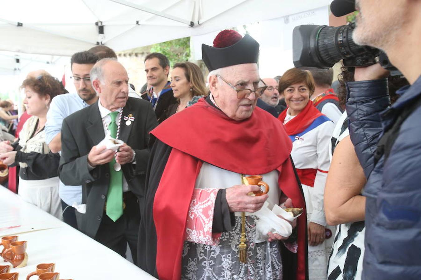 Mayores, pequeños, niños, niñas, bebés... Familias completas en el acto más singular de todos los que se realizan en Logroño. El simbolismo del pez, pan y jarrito de vino une a una población que hace casi quinientos años superó todas las dificultades arrimando el hombro y siendo solidaria.
