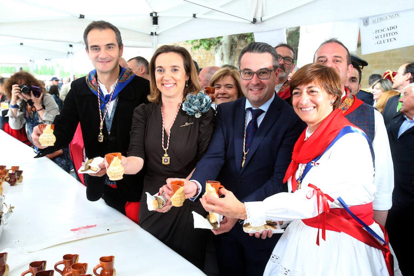 Mayores, pequeños, niños, niñas, bebés... Familias completas en el acto más singular de todos los que se realizan en Logroño. El simbolismo del pez, pan y jarrito de vino une a una población que hace casi quinientos años superó todas las dificultades arrimando el hombro y siendo solidaria.