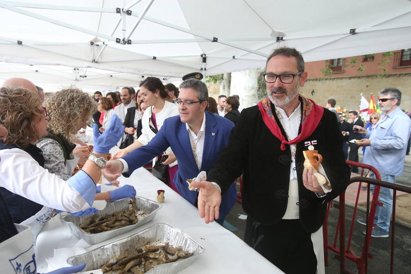 Mayores, pequeños, niños, niñas, bebés... Familias completas en el acto más singular de todos los que se realizan en Logroño. El simbolismo del pez, pan y jarrito de vino une a una población que hace casi quinientos años superó todas las dificultades arrimando el hombro y siendo solidaria.