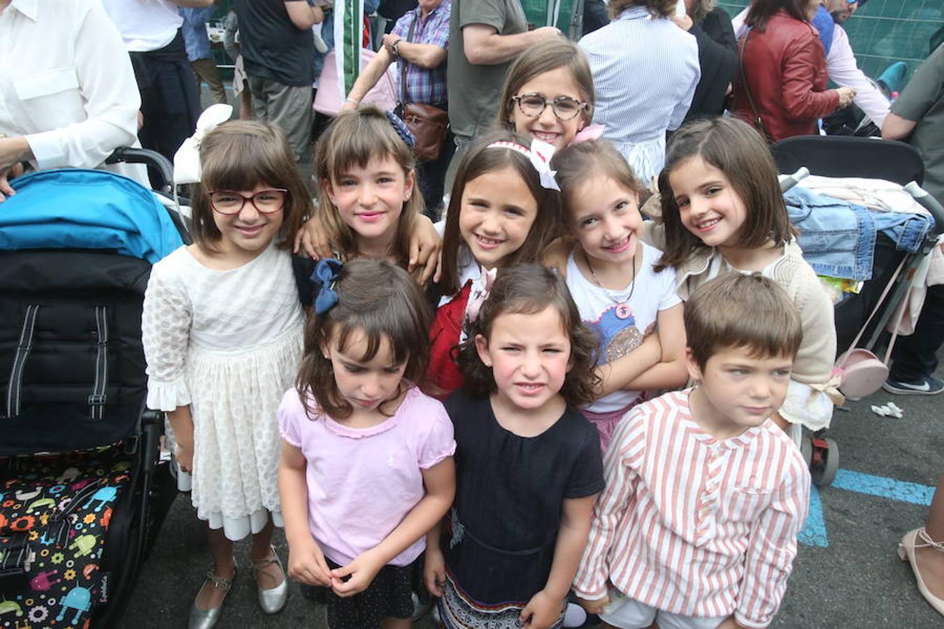 Mayores, pequeños, niños, niñas, bebés... Familias completas en el acto más singular de todos los que se realizan en Logroño. El simbolismo del pez, pan y jarrito de vino une a una población que hace casi quinientos años superó todas las dificultades arrimando el hombro y siendo solidaria.