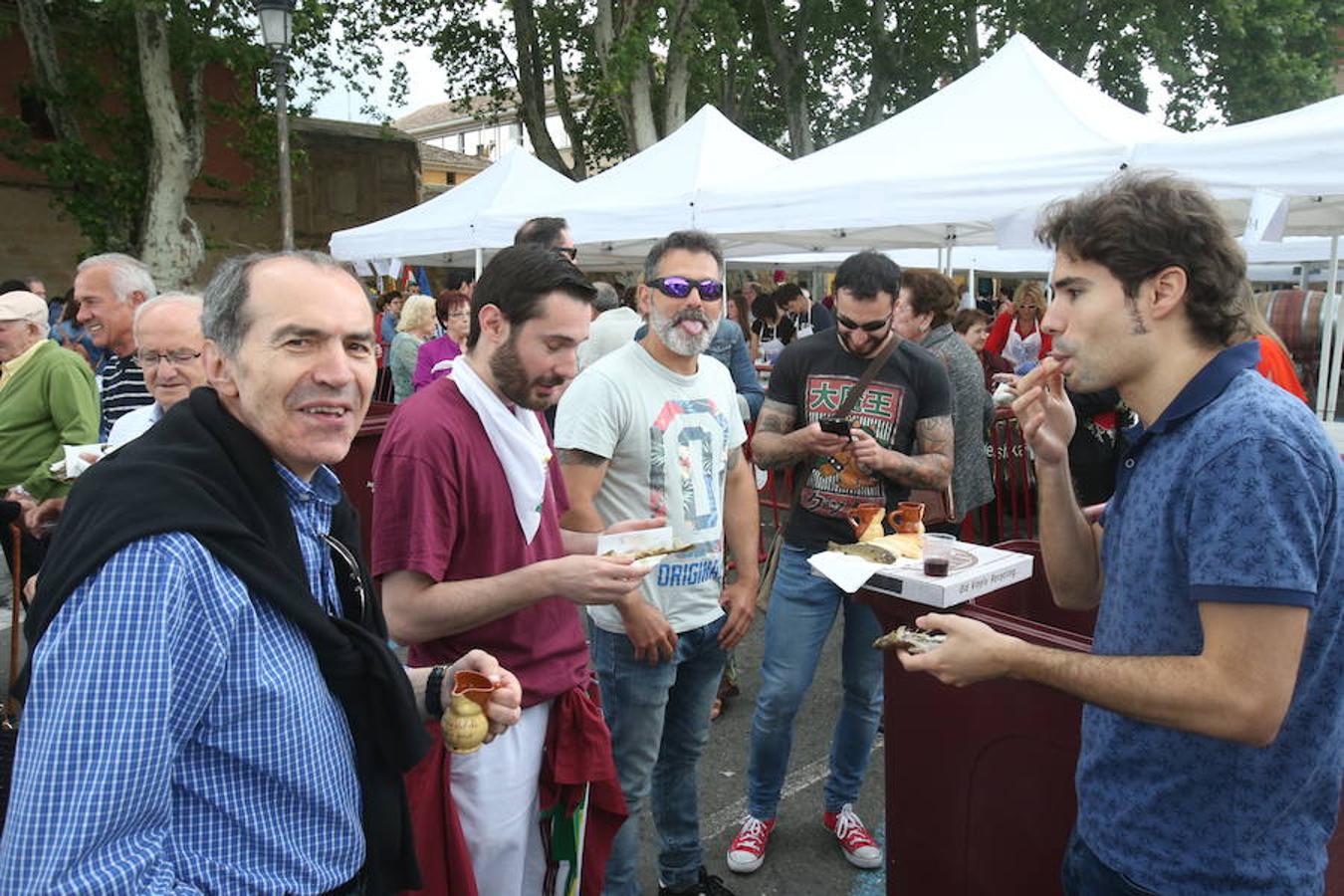 Mayores, pequeños, niños, niñas, bebés... Familias completas en el acto más singular de todos los que se realizan en Logroño. El simbolismo del pez, pan y jarrito de vino une a una población que hace casi quinientos años superó todas las dificultades arrimando el hombro y siendo solidaria.