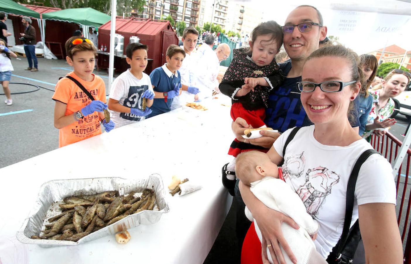 Mayores, pequeños, niños, niñas, bebés... Familias completas en el acto más singular de todos los que se realizan en Logroño. El simbolismo del pez, pan y jarrito de vino une a una población que hace casi quinientos años superó todas las dificultades arrimando el hombro y siendo solidaria.