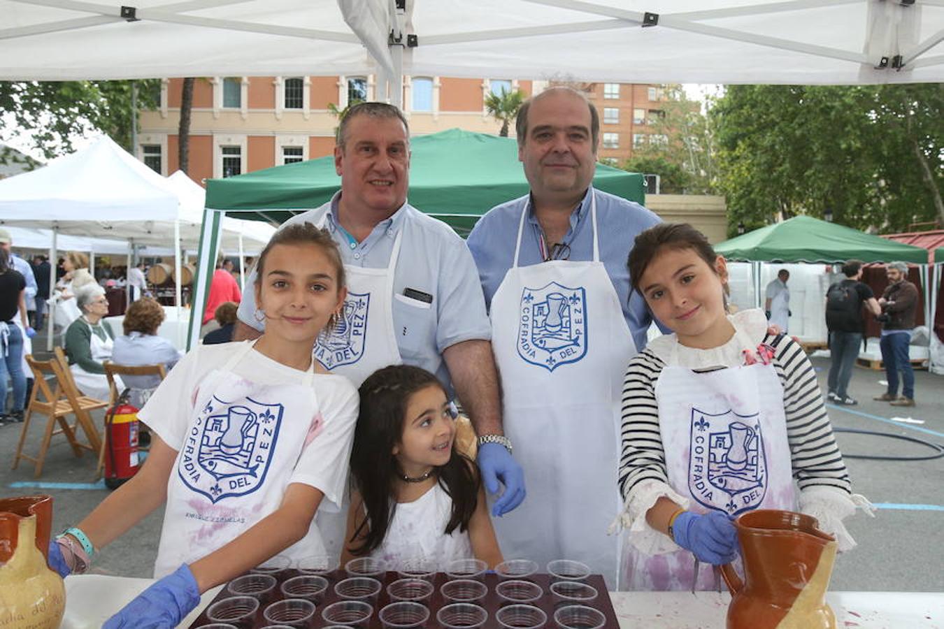Mayores, pequeños, niños, niñas, bebés... Familias completas en el acto más singular de todos los que se realizan en Logroño. El simbolismo del pez, pan y jarrito de vino une a una población que hace casi quinientos años superó todas las dificultades arrimando el hombro y siendo solidaria.