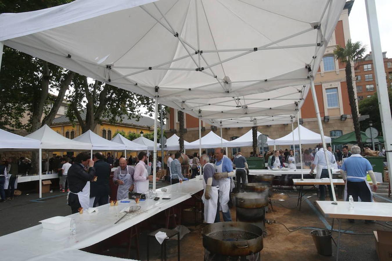 Mayores, pequeños, niños, niñas, bebés... Familias completas en el acto más singular de todos los que se realizan en Logroño. El simbolismo del pez, pan y jarrito de vino une a una población que hace casi quinientos años superó todas las dificultades arrimando el hombro y siendo solidaria.