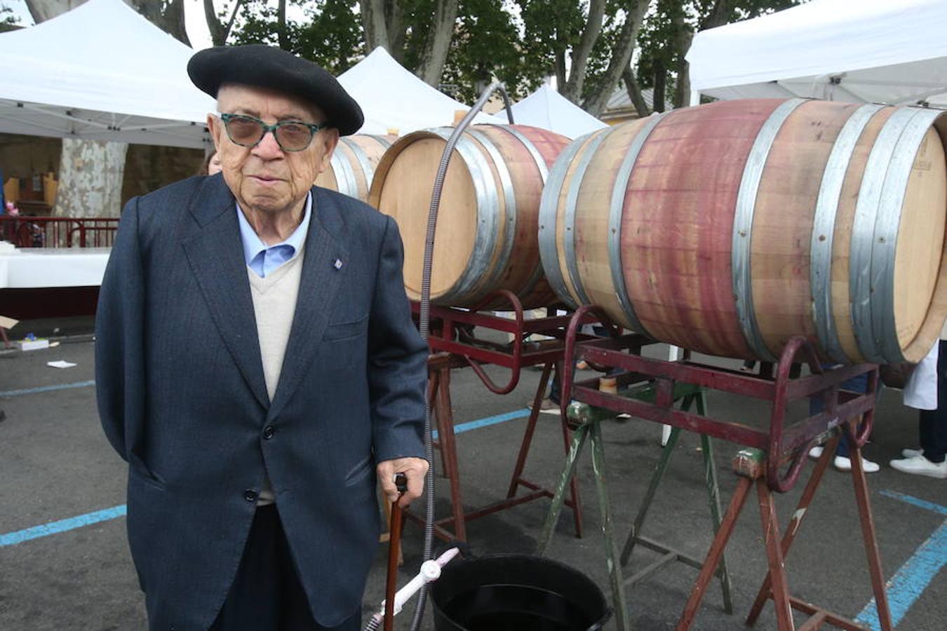 Mayores, pequeños, niños, niñas, bebés... Familias completas en el acto más singular de todos los que se realizan en Logroño. El simbolismo del pez, pan y jarrito de vino une a una población que hace casi quinientos años superó todas las dificultades arrimando el hombro y siendo solidaria.