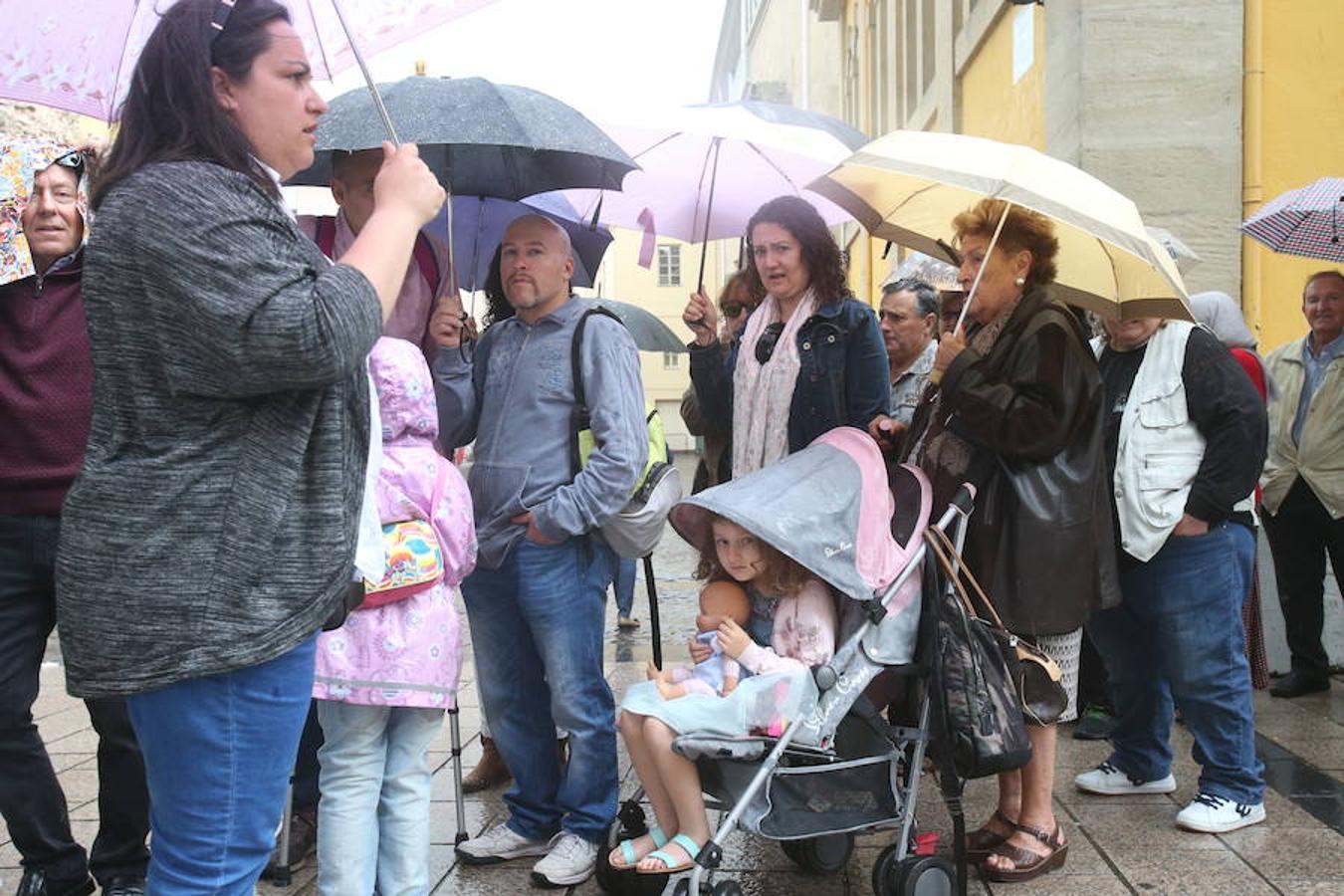 Mayores, pequeños, niños, niñas, bebés... Familias completas en el acto más singular de todos los que se realizan en Logroño. El simbolismo del pez, pan y jarrito de vino une a una población que hace casi quinientos años superó todas las dificultades arrimando el hombro y siendo solidaria.