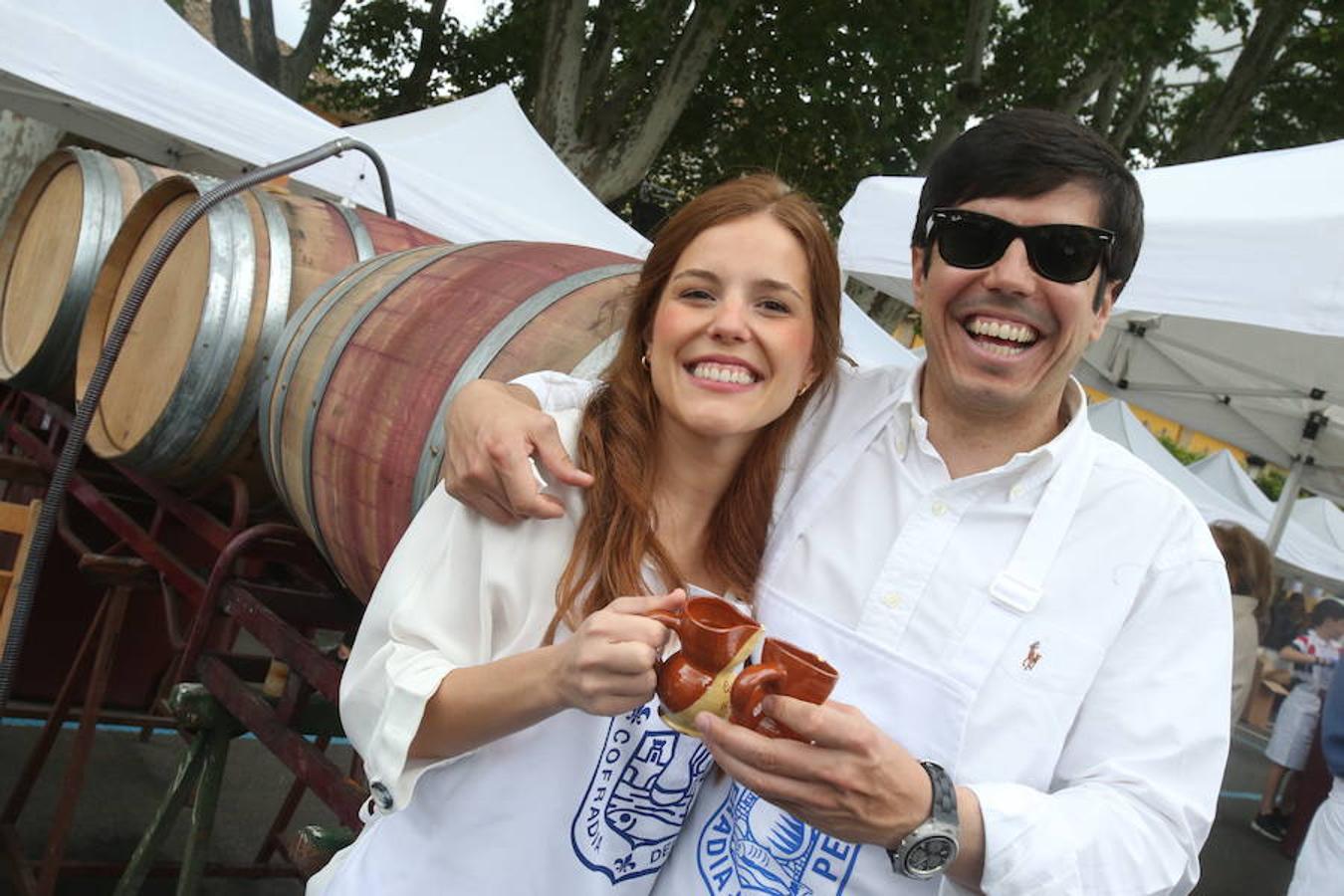 Mayores, pequeños, niños, niñas, bebés... Familias completas en el acto más singular de todos los que se realizan en Logroño. El simbolismo del pez, pan y jarrito de vino une a una población que hace casi quinientos años superó todas las dificultades arrimando el hombro y siendo solidaria.