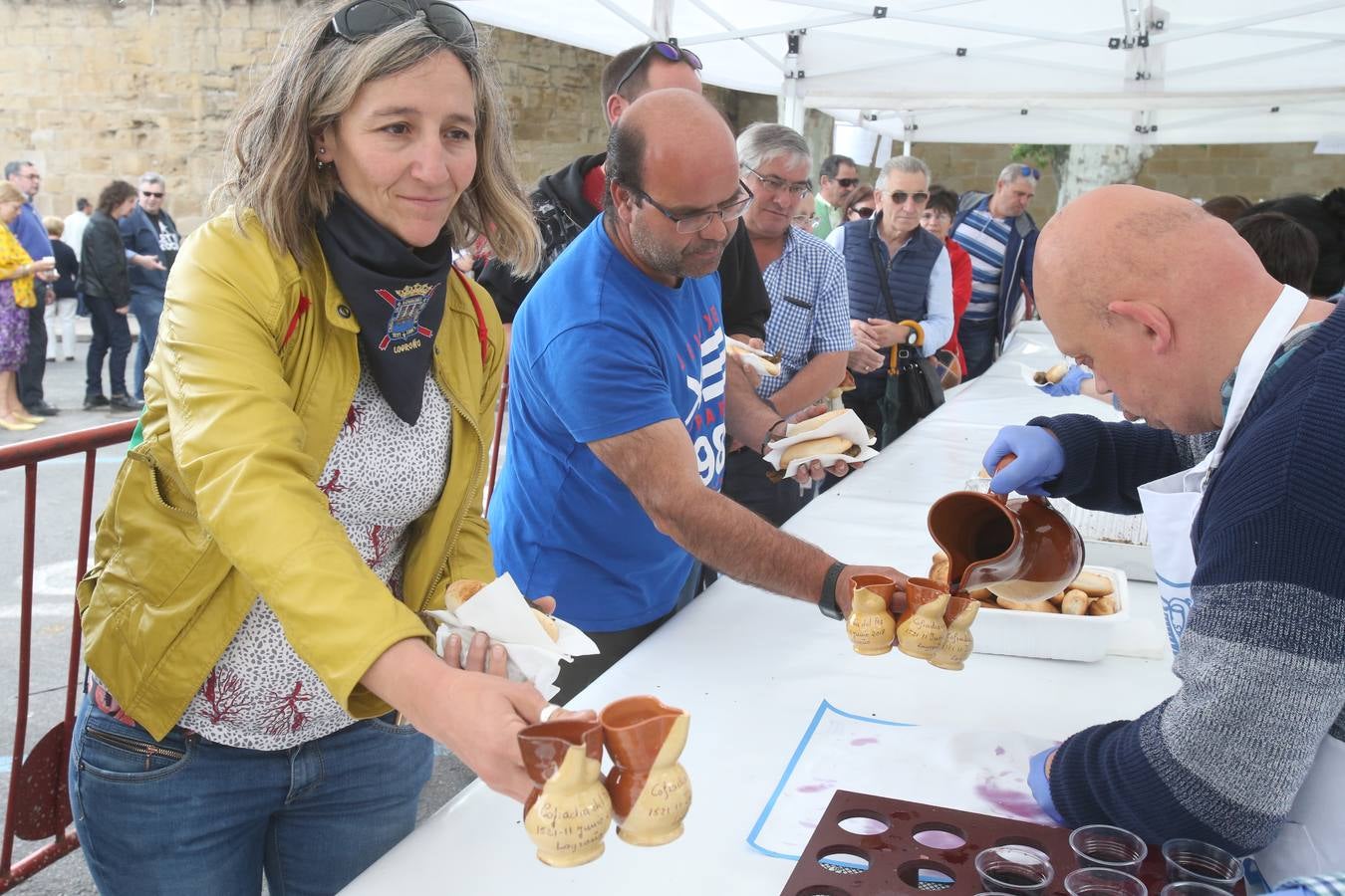 Fotos: Logroño volvió a cumplir con la tradición del pan y el pez por San Bernabé (I)