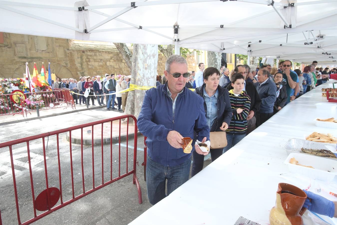 Fotos: Logroño volvió a cumplir con la tradición del pan y el pez por San Bernabé (I)