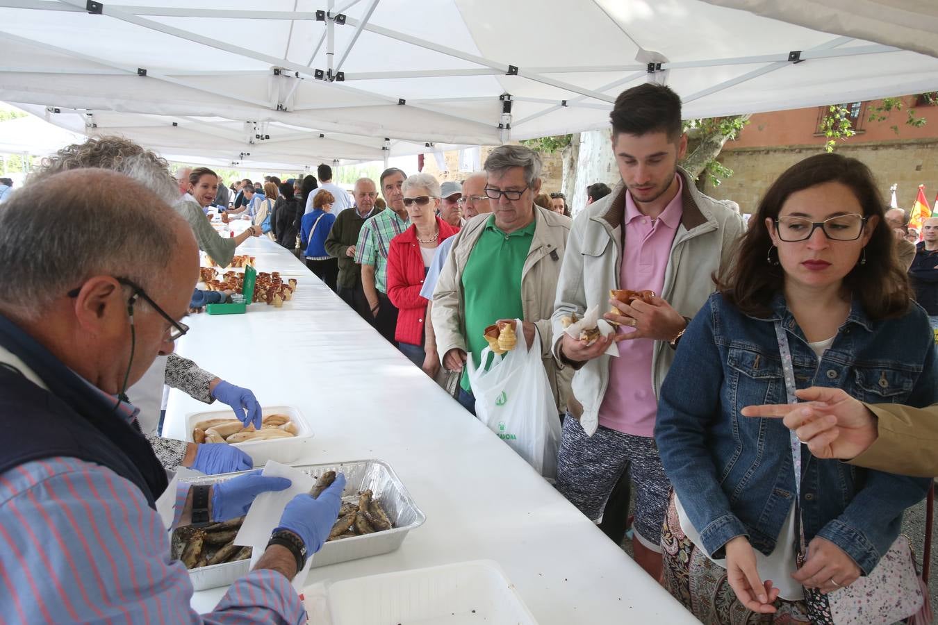 Fotos: Logroño volvió a cumplir con la tradición del pan y el pez por San Bernabé (I)