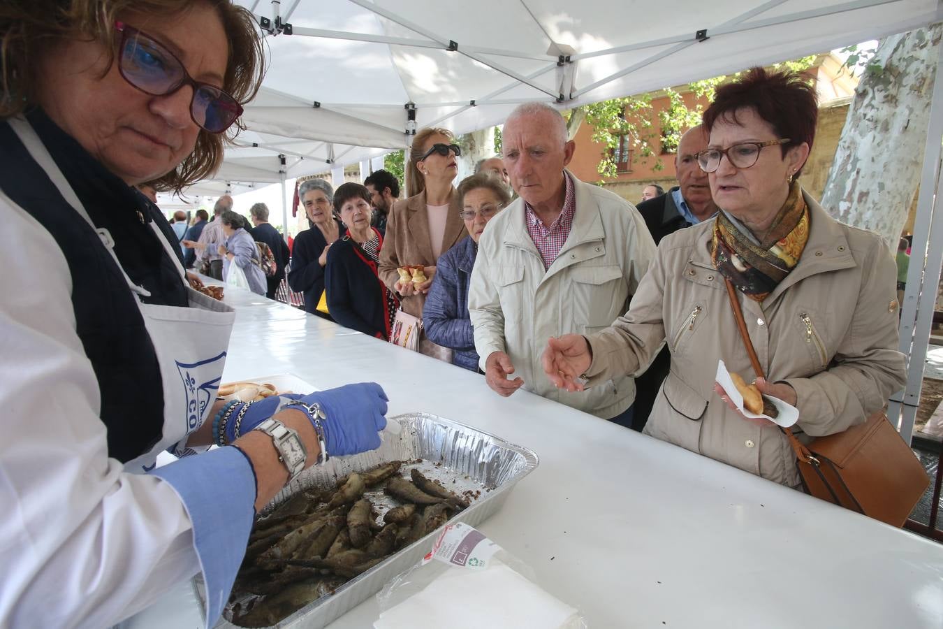 Fotos: Logroño volvió a cumplir con la tradición del pan y el pez por San Bernabé (I)