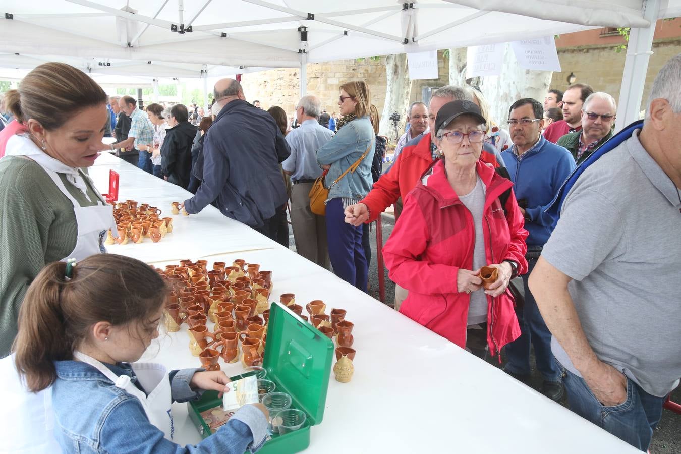 Fotos: Logroño volvió a cumplir con la tradición del pan y el pez por San Bernabé (I)