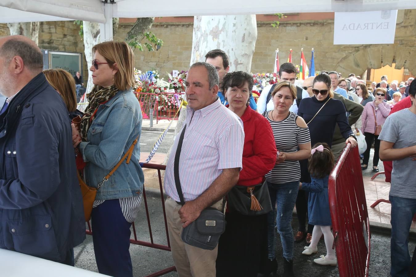 Fotos: Logroño volvió a cumplir con la tradición del pan y el pez por San Bernabé (I)