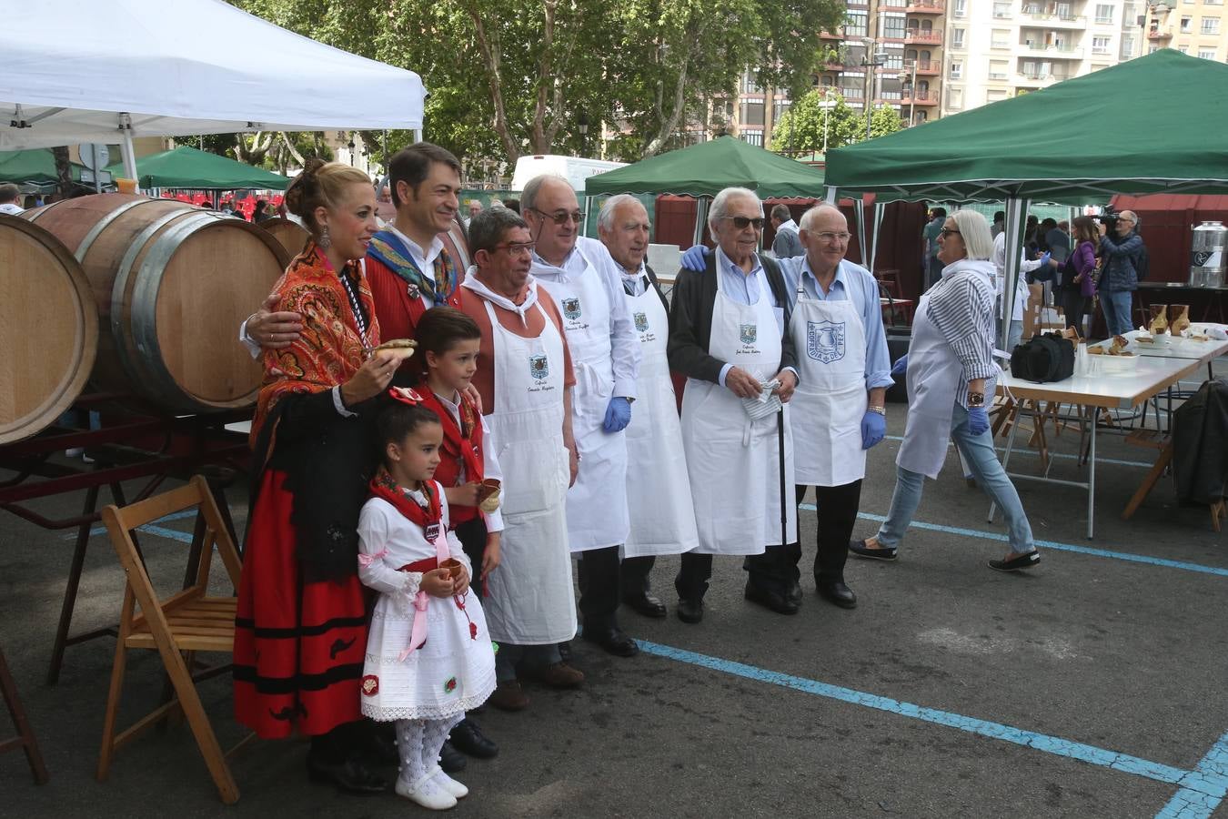 Fotos: Logroño volvió a cumplir con la tradición del pan y el pez por San Bernabé (I)