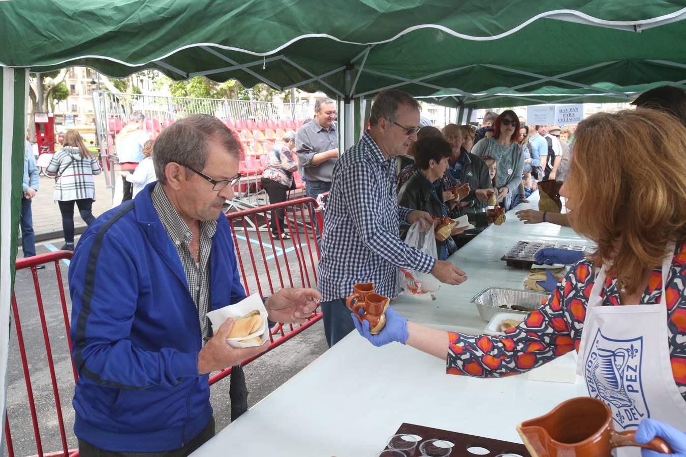 Fotos: Logroño volvió a cumplir con la tradición del pan y el pez por San Bernabé (I)