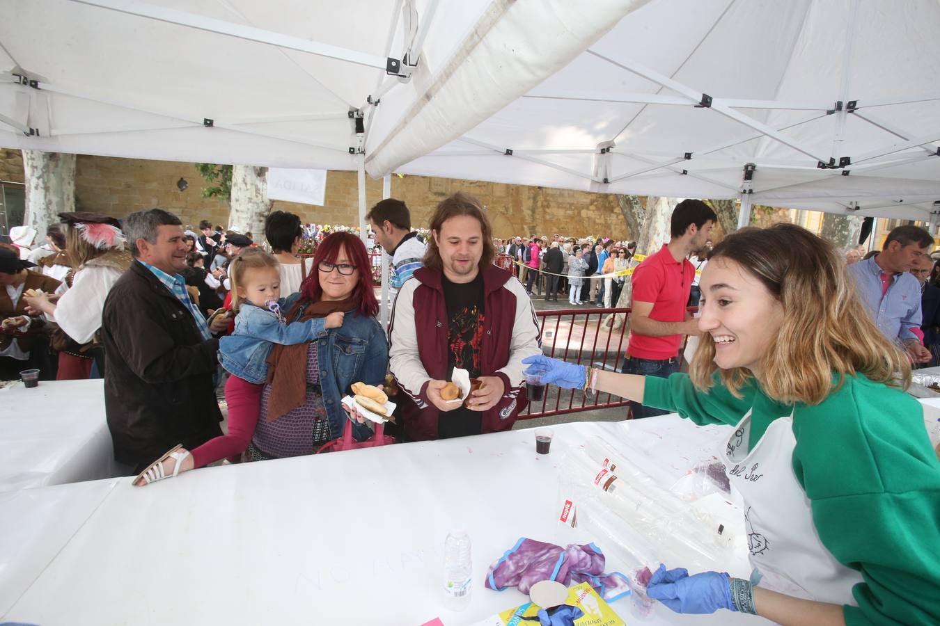 Fotos: Logroño volvió a cumplir con la tradición del pan y el pez por San Bernabé (II)
