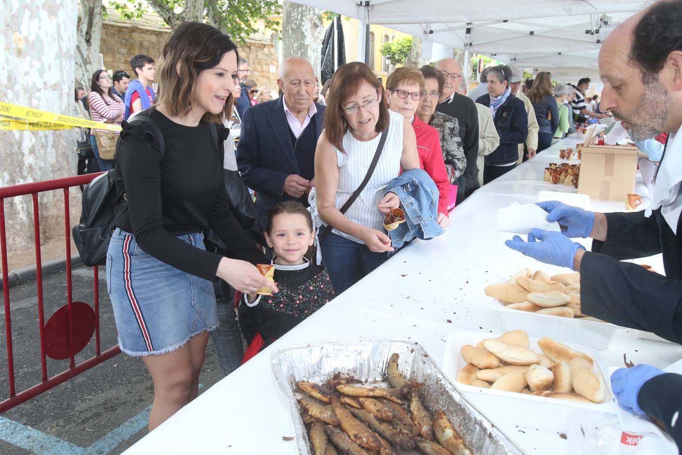 Fotos: Logroño volvió a cumplir con la tradición del pan y el pez por San Bernabé (II)