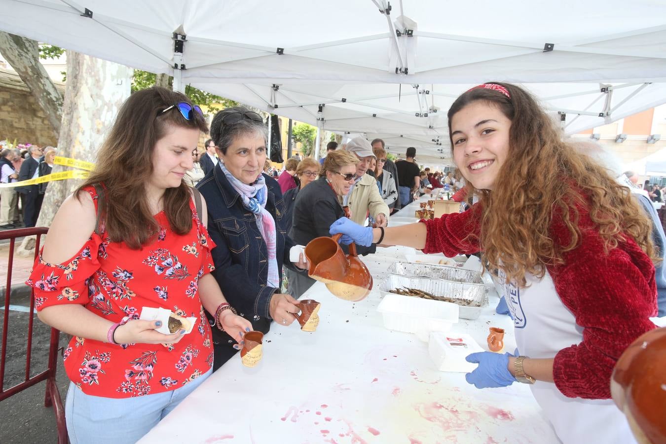 Fotos: Logroño volvió a cumplir con la tradición del pan y el pez por San Bernabé (II)