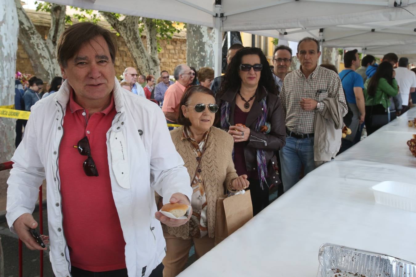 Fotos: Logroño volvió a cumplir con la tradición del pan y el pez por San Bernabé (II)