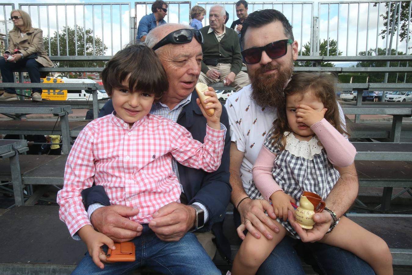 Fotos: Logroño volvió a cumplir con la tradición del pan y el pez por San Bernabé (II)
