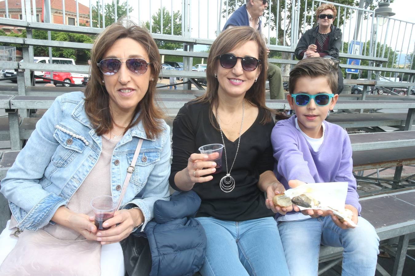 Fotos: Logroño volvió a cumplir con la tradición del pan y el pez por San Bernabé (II)